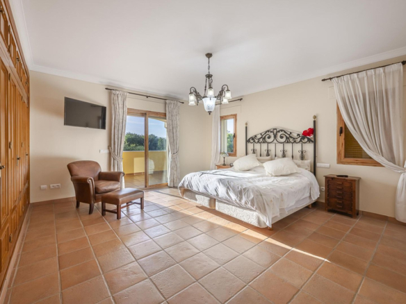 Villa for sale in Benahavís