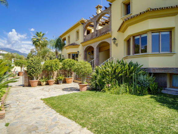 Villa for sale in Benahavís