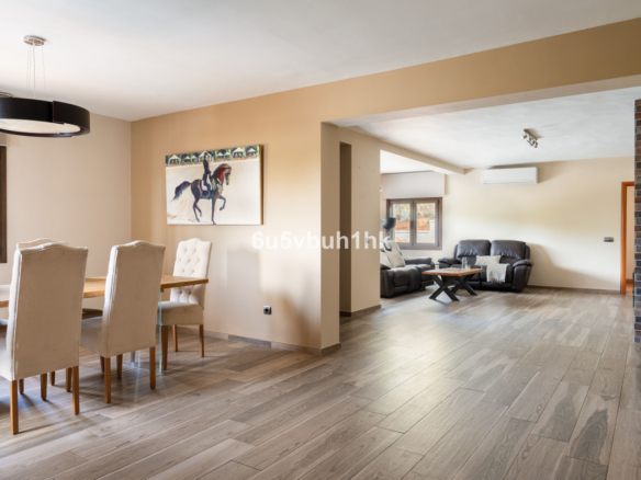 Villa for sale in Benalmadena