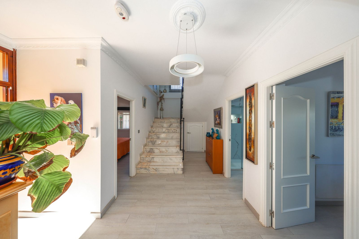 Villa for sale in Coín