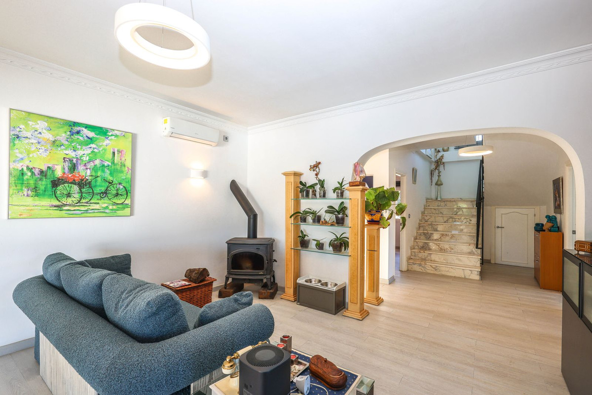 Villa for sale in Coín