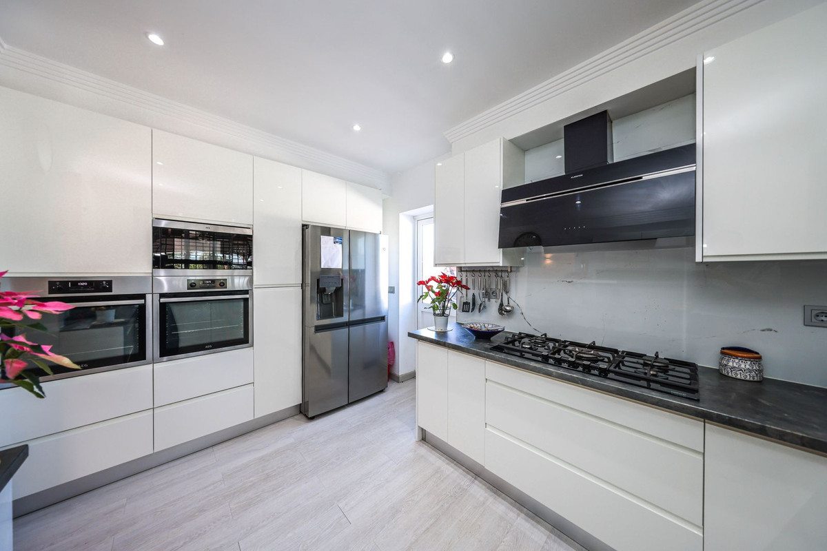 Villa for sale in Coín