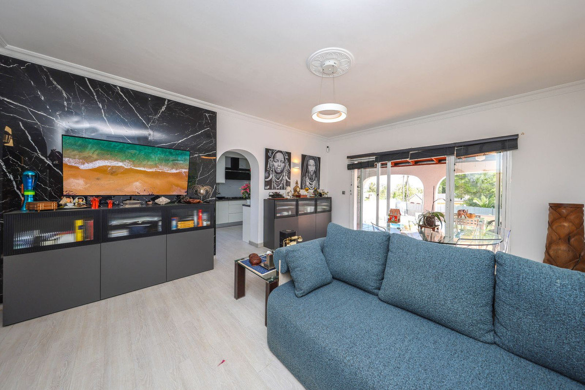 Villa for sale in Coín