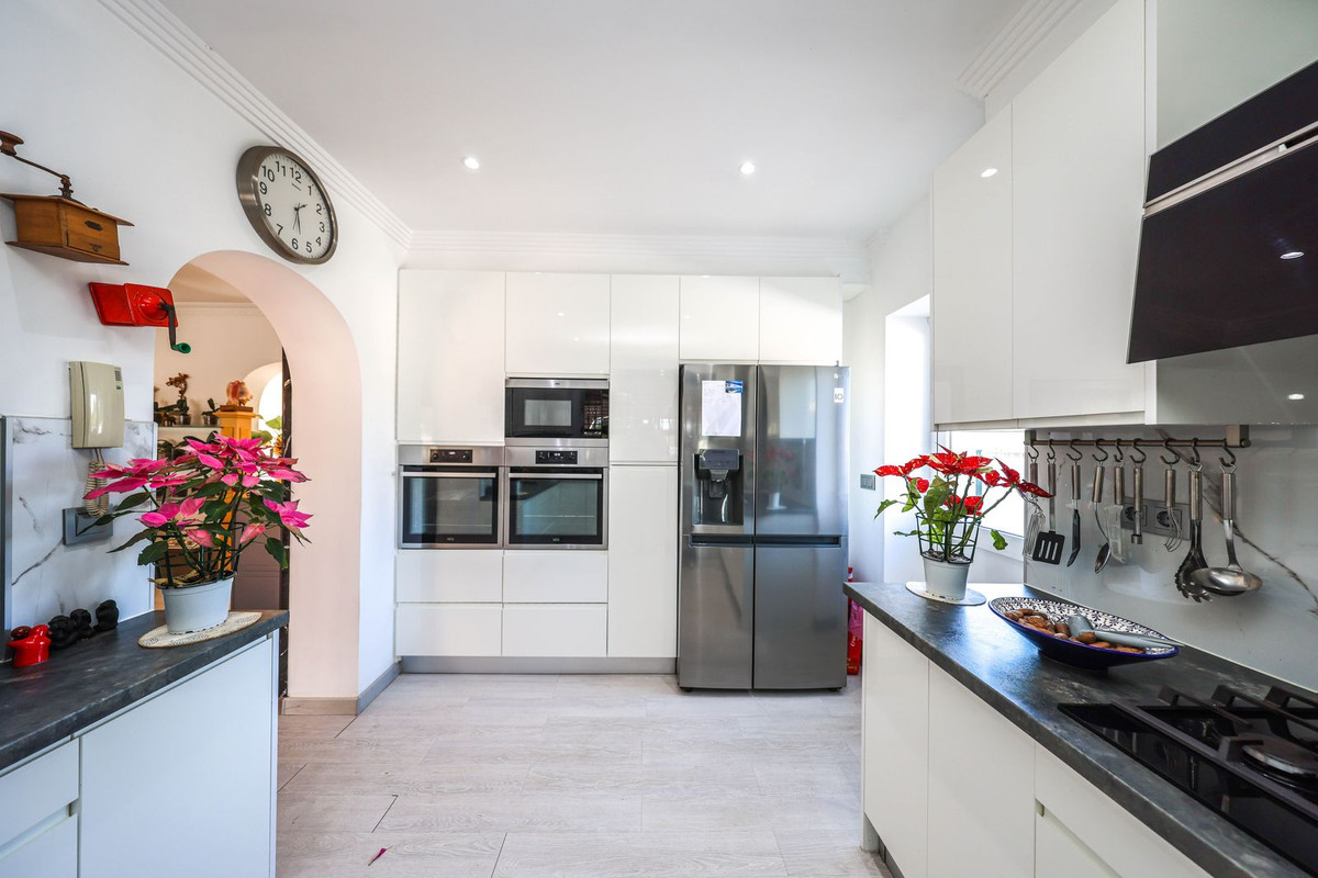 Villa for sale in Coín