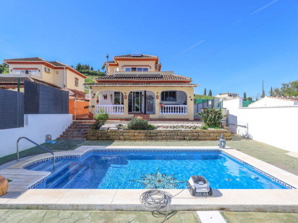 Villa for sale in Coín