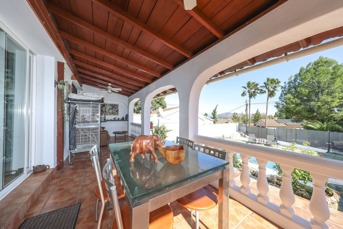 Villa for sale in Coín