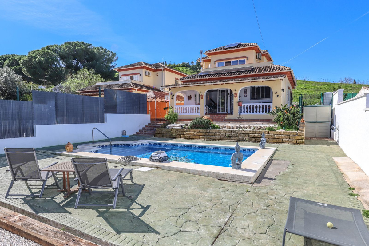 Villa for sale in Coín