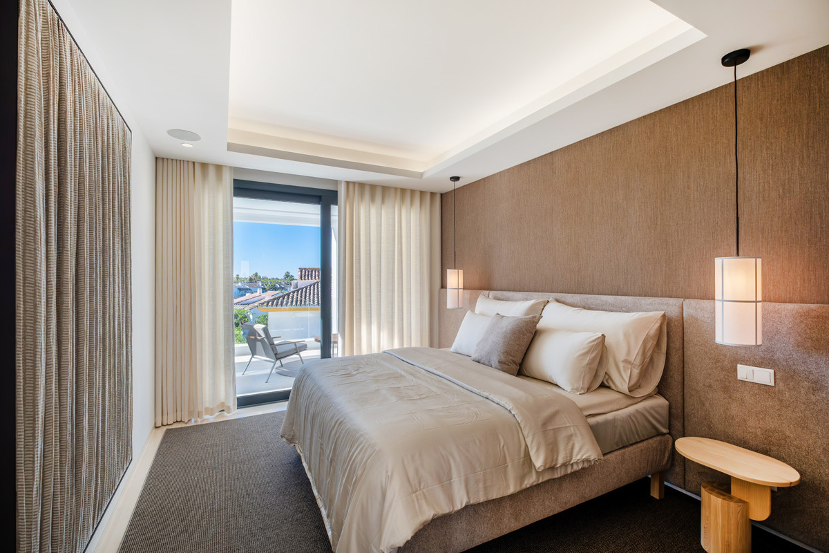 Villa for sale in Estepona