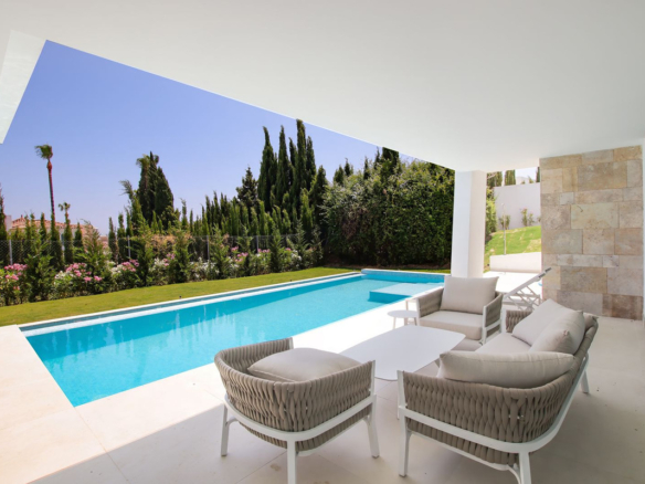 Villa for sale in Estepona