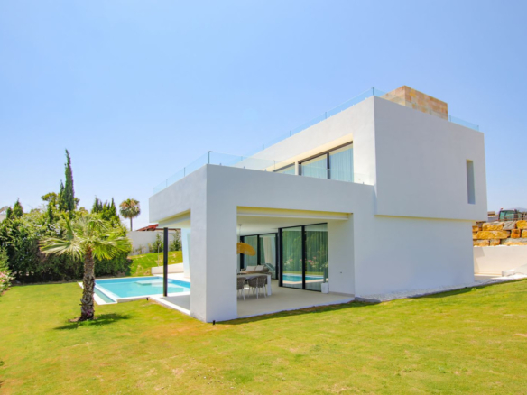 Villa for sale in Estepona