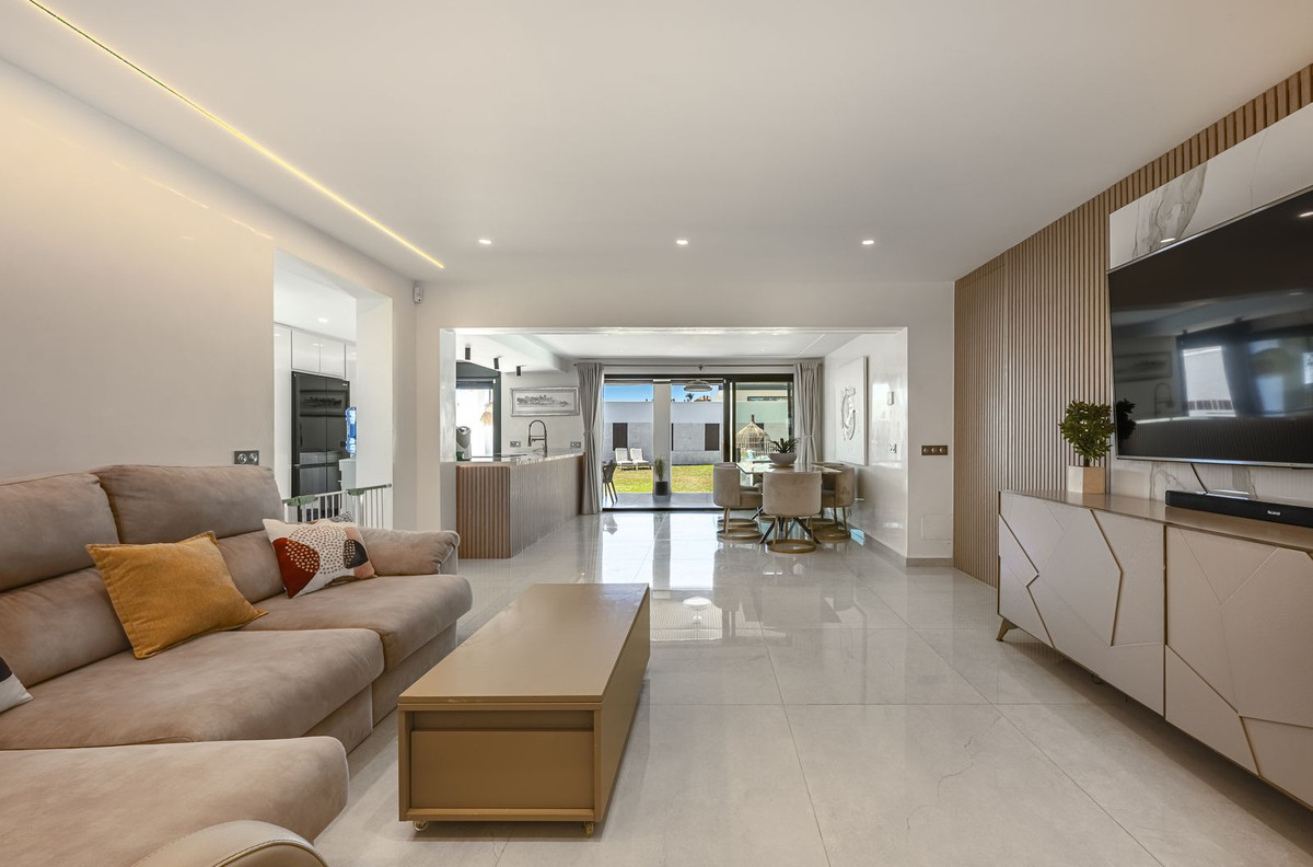 Villa for sale in Estepona