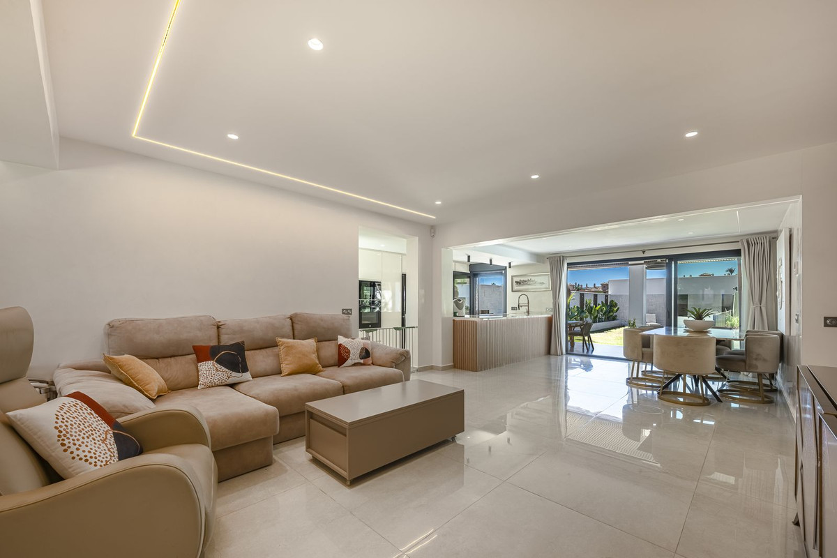 Villa for sale in Estepona