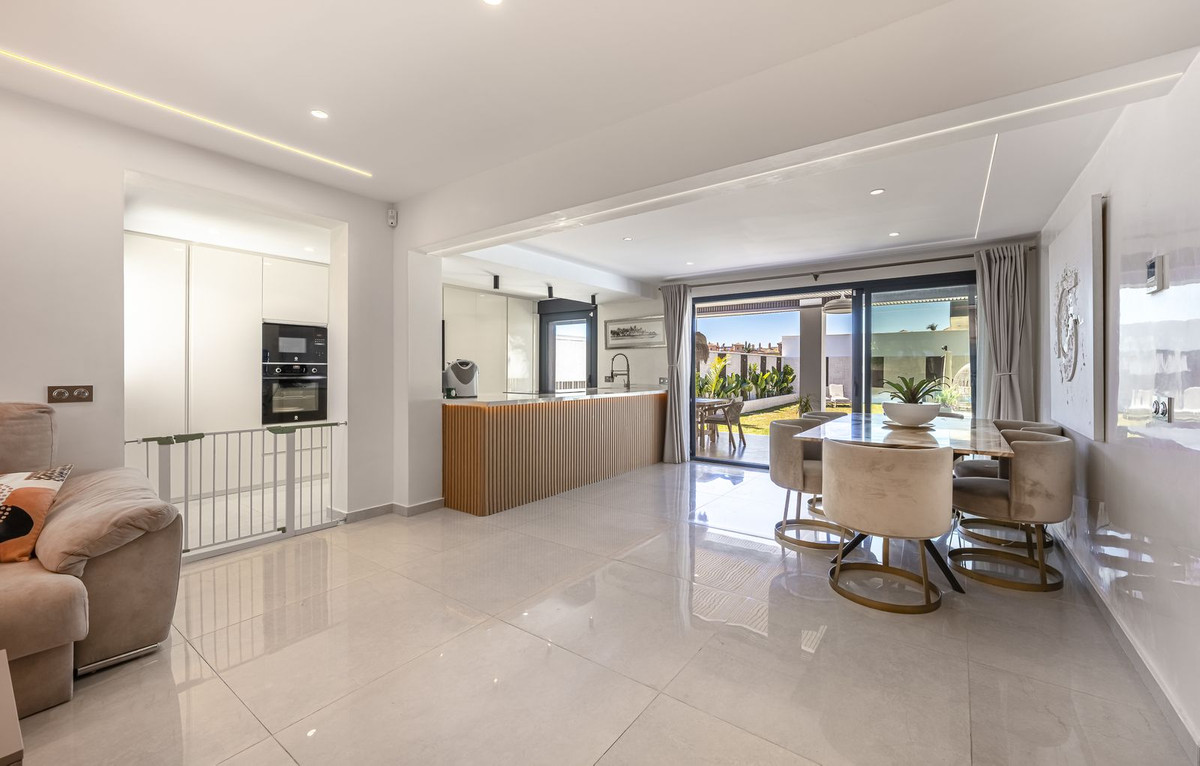 Villa for sale in Estepona