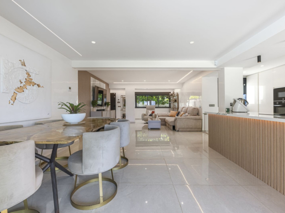 Villa for sale in Estepona