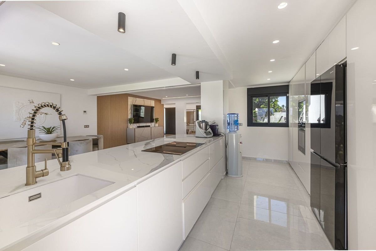 Villa for sale in Estepona