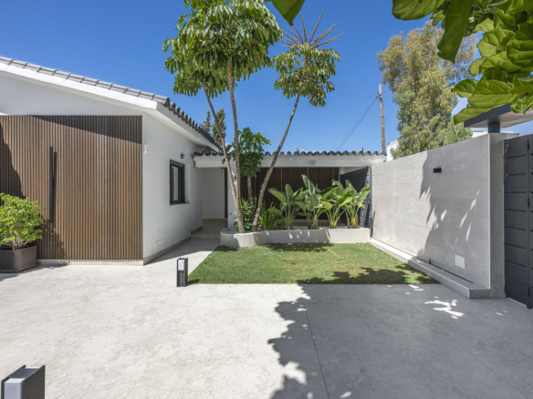 Villa for sale in Estepona