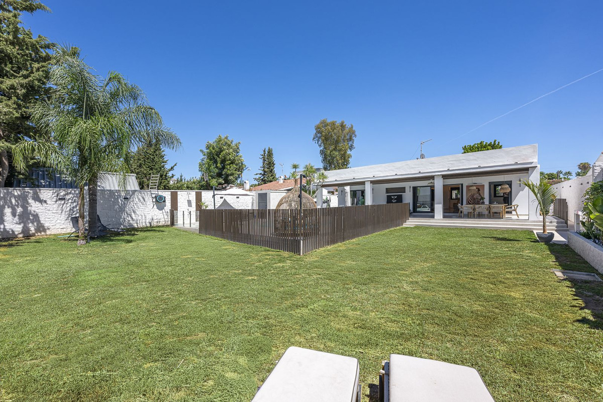 Villa for sale in Estepona