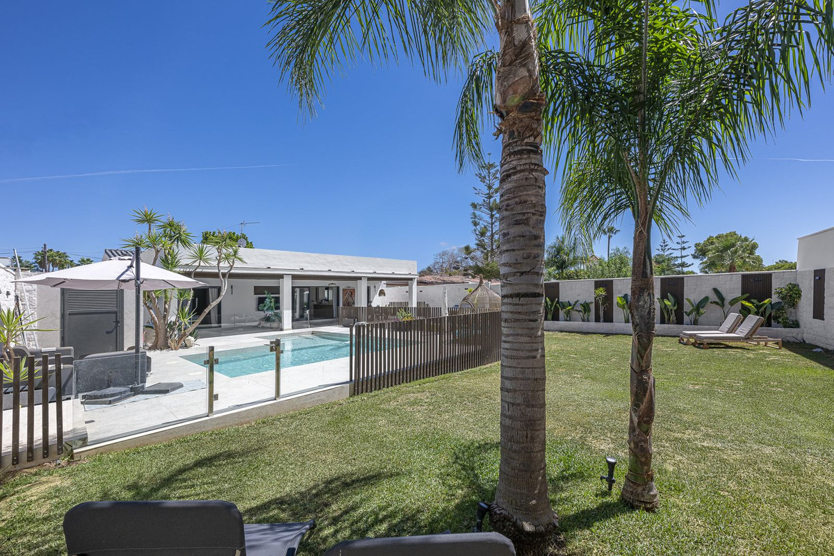 Villa for sale in Estepona