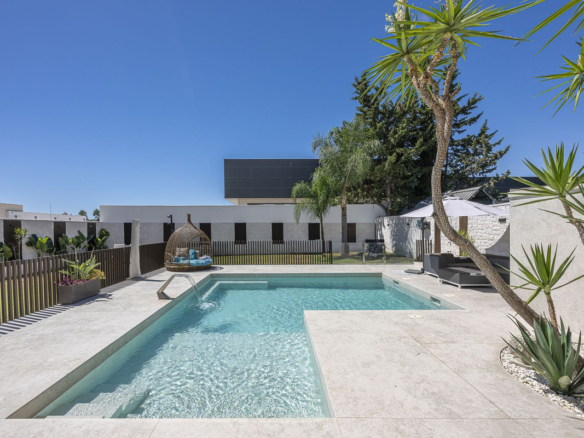 Villa for sale in Estepona