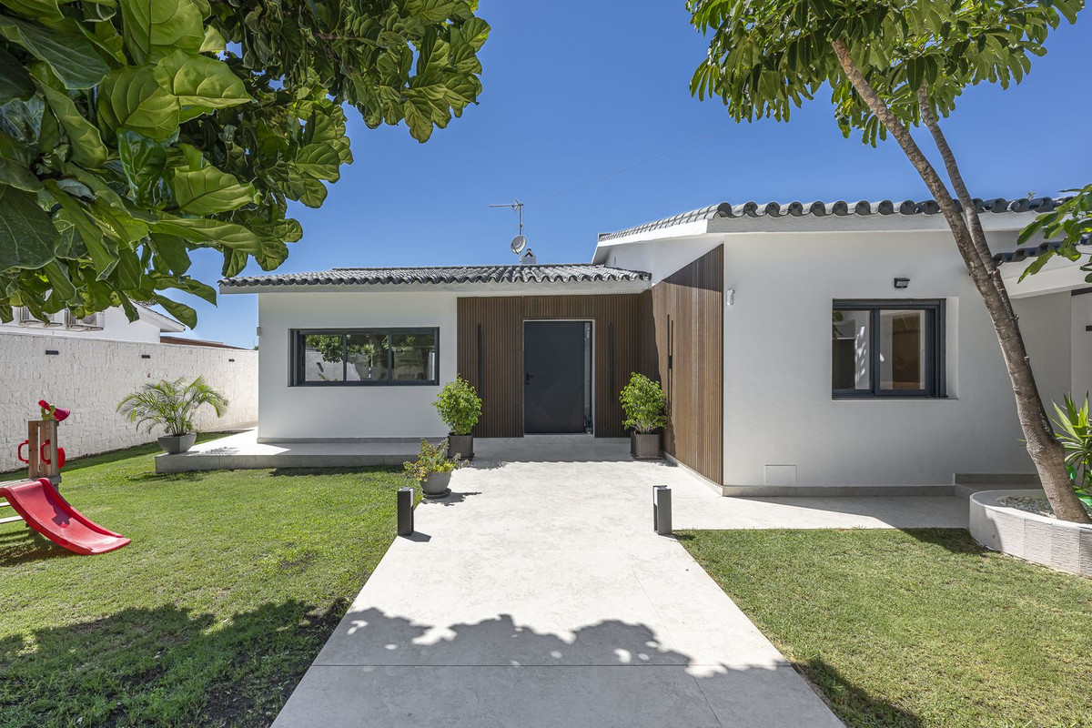 Villa for sale in Estepona