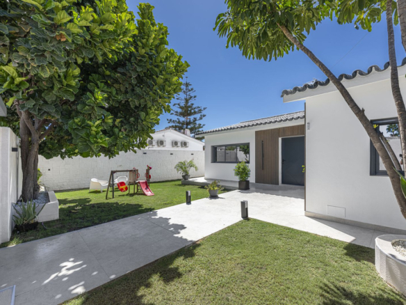 Villa for sale in Estepona