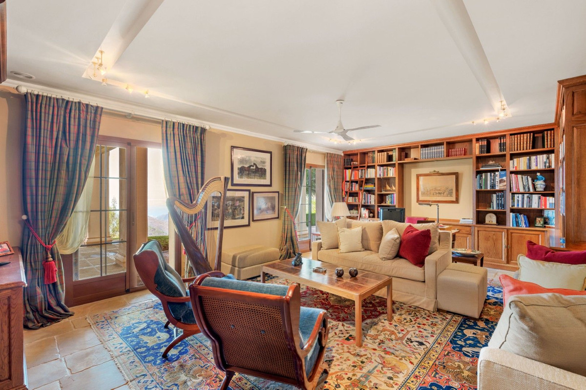 Villa for sale in Ojén