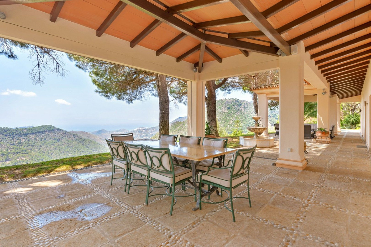 Villa for sale in Ojén