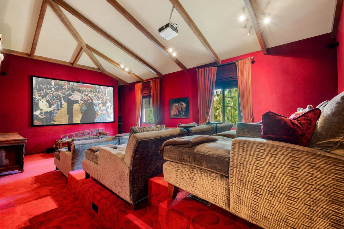 Villa for sale in Ojén