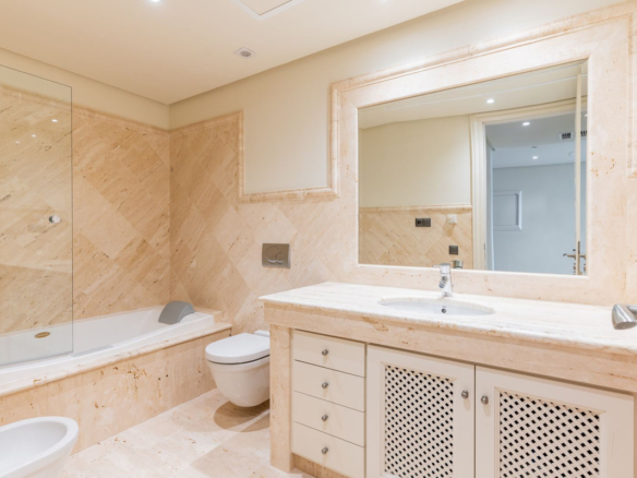 Apartment for sale in Estepona