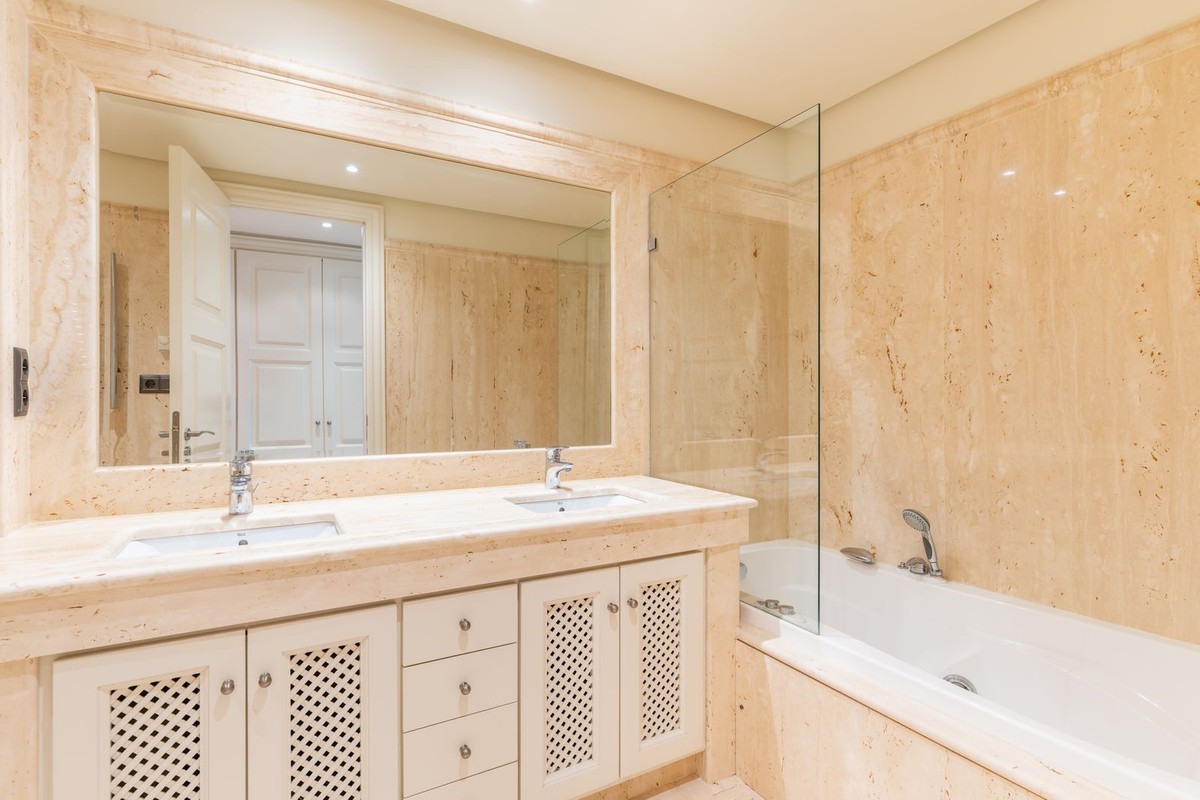 Apartment for sale in Estepona