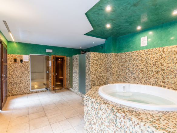Apartment for sale in Estepona