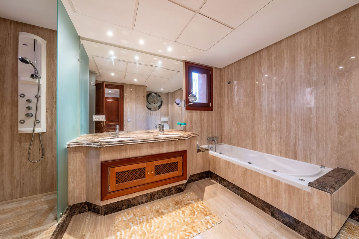Apartment for sale in Estepona