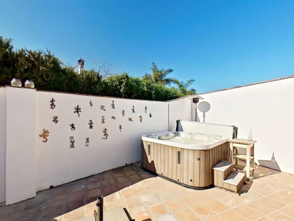 Finca for sale in Coín