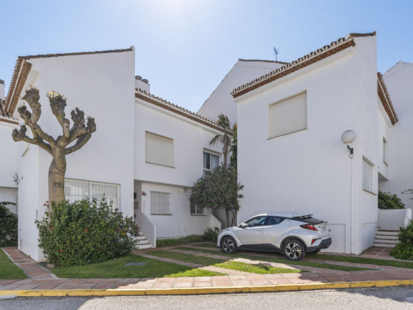 Townhouse for sale in Estepona