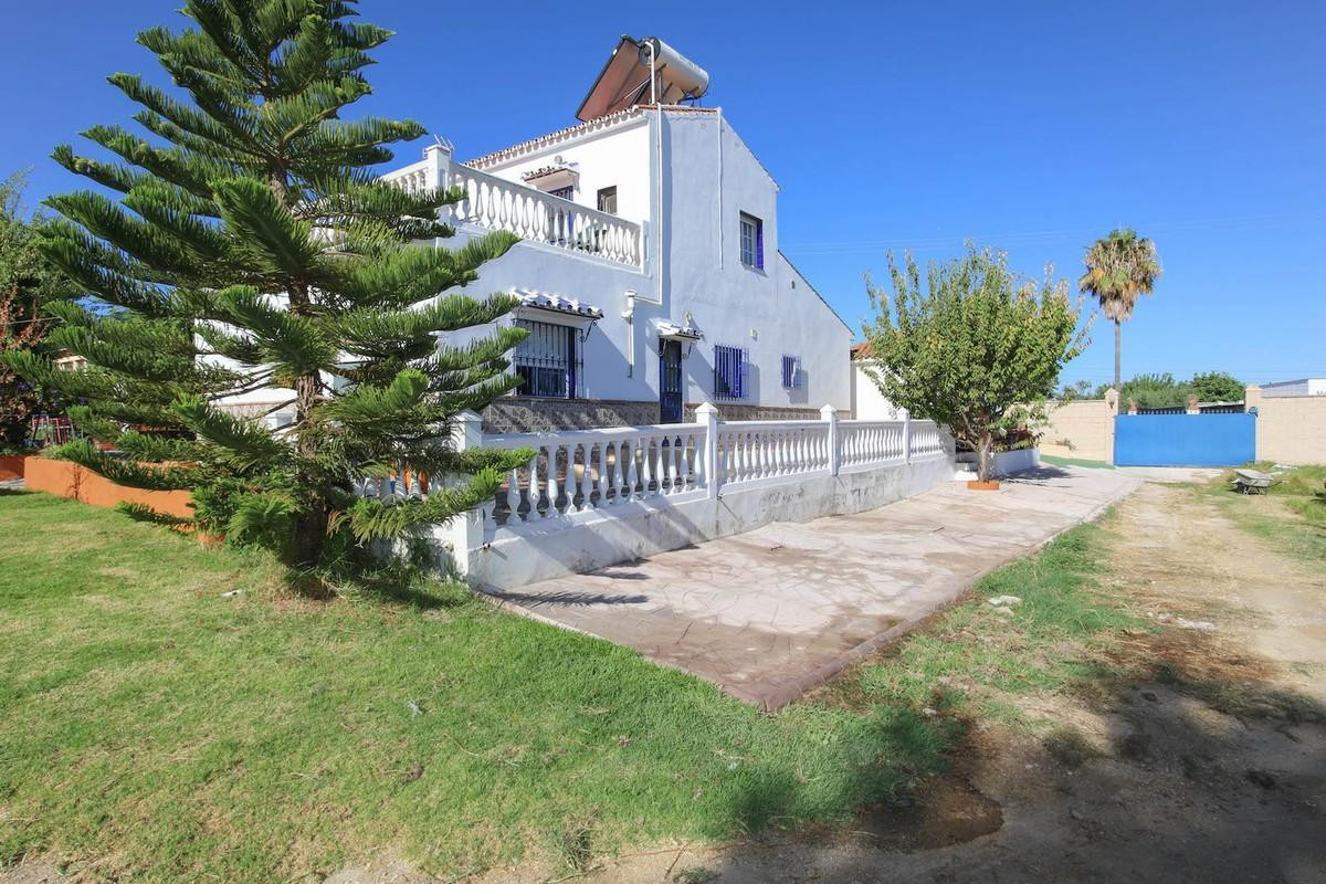 Villa-in-Alhaurin-de-la-Torre-Ref-R3229033 Villa for sale in Alhaurín de la Torre