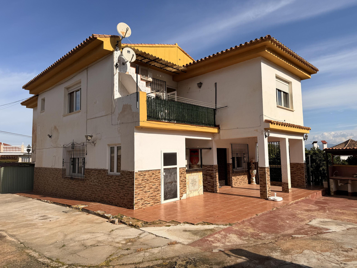 Villa-in-Alhaurin-de-la-Torre-Ref-R5342878 Villa for sale in Alhaurín de la Torre