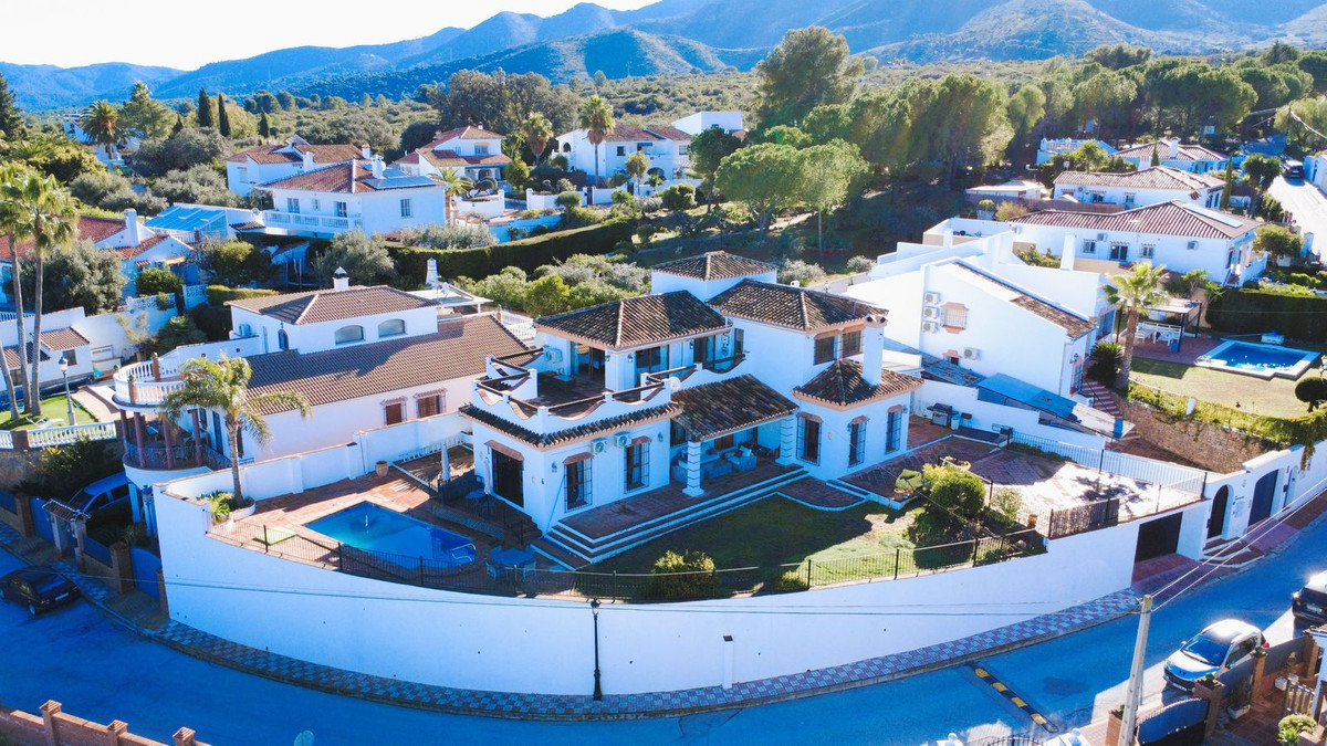 Villa-in-Alhaurin-el-Grande-Ref-R5256757 Villa for sale in Alhaurín el Grande
