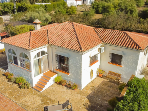 Villa for sale in Almogía