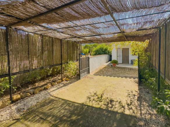 Villa for sale in Almogía