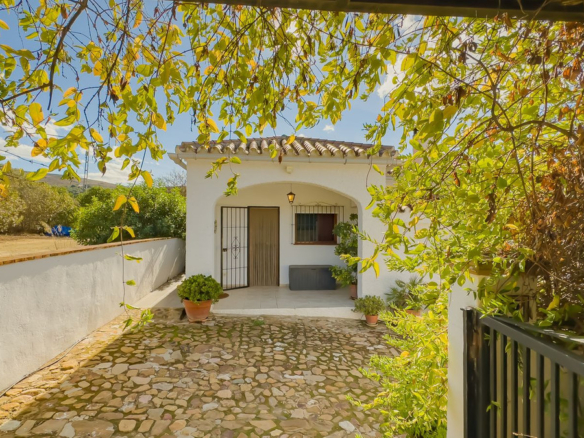 Villa for sale in Almogía