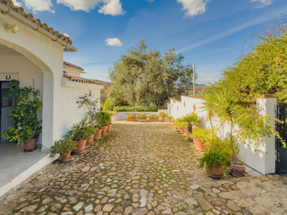 Villa for sale in Almogía