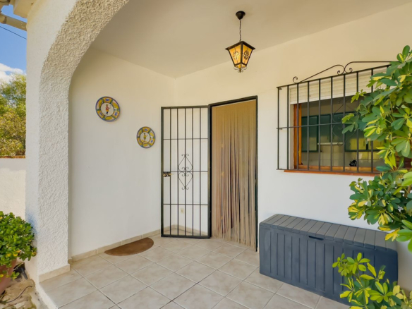 Villa for sale in Almogía