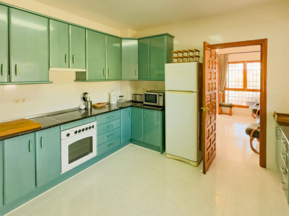 Villa for sale in Almogía