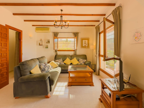 Villa for sale in Almogía