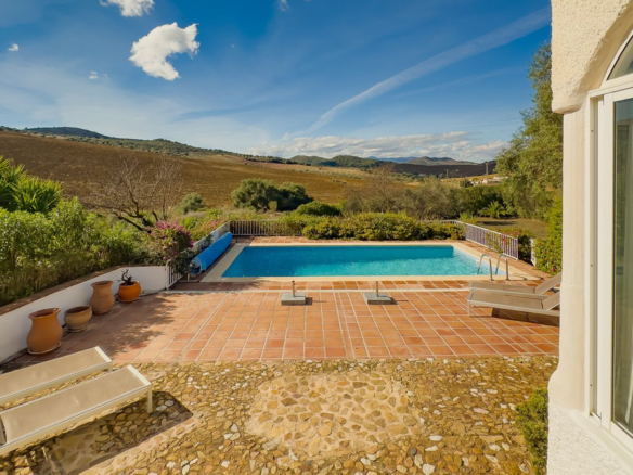 Villa for sale in Almogía