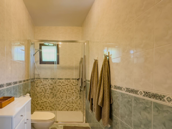 Villa for sale in Almogía