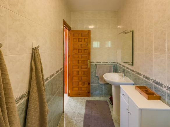 Villa for sale in Almogía