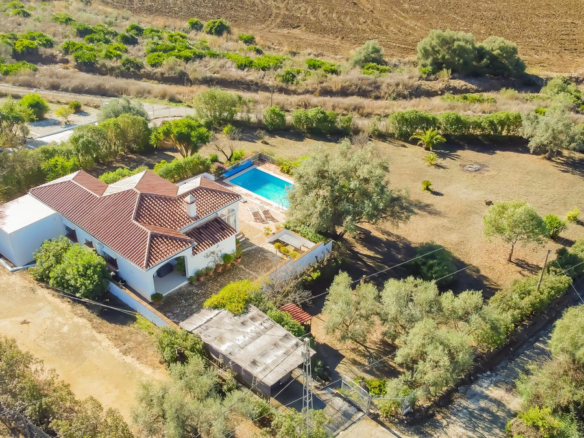 Villa for sale in Almogía