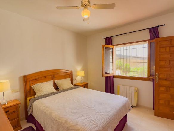Villa for sale in Almogía
