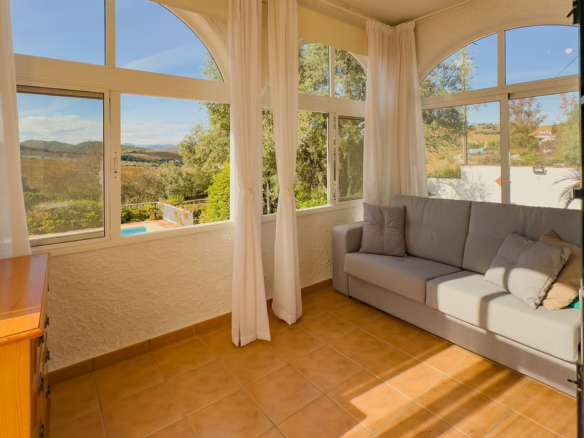 Villa for sale in Almogía
